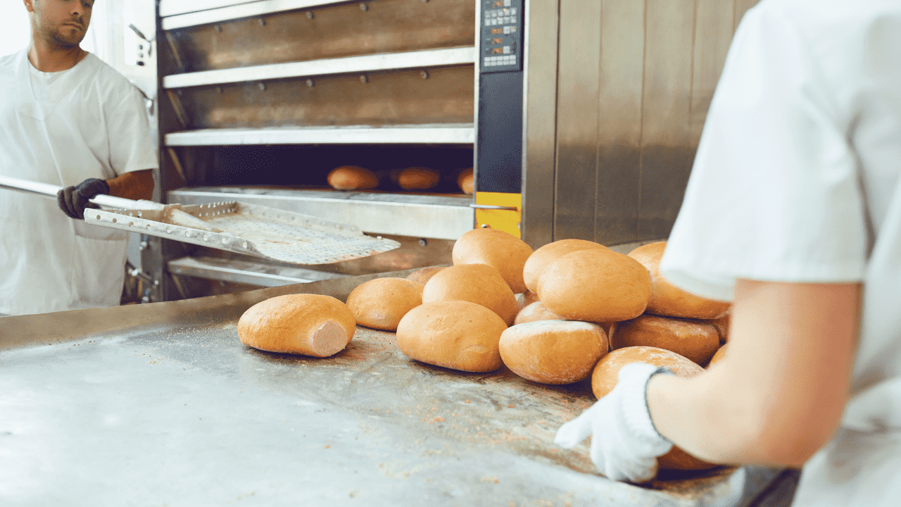 Працівник на виробництві продуктів харчування