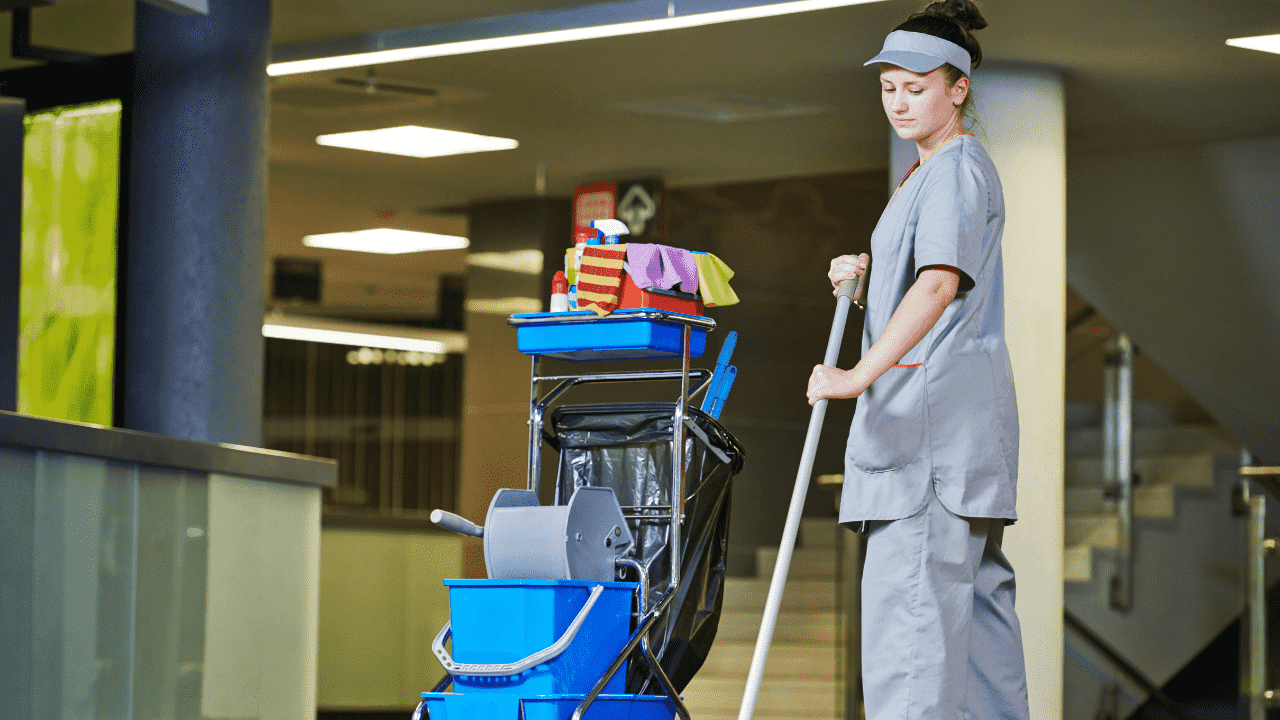 Працівник на прибирання Bampton