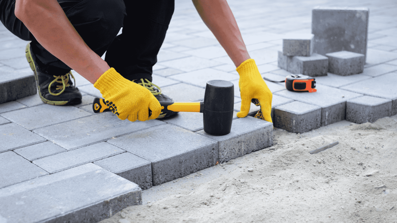 Працівник на укладання бруківки