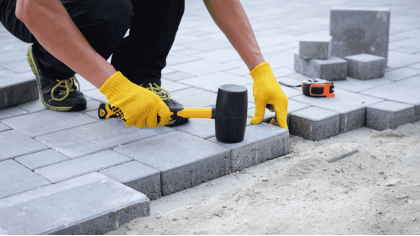 Працівник на укладання бруківки