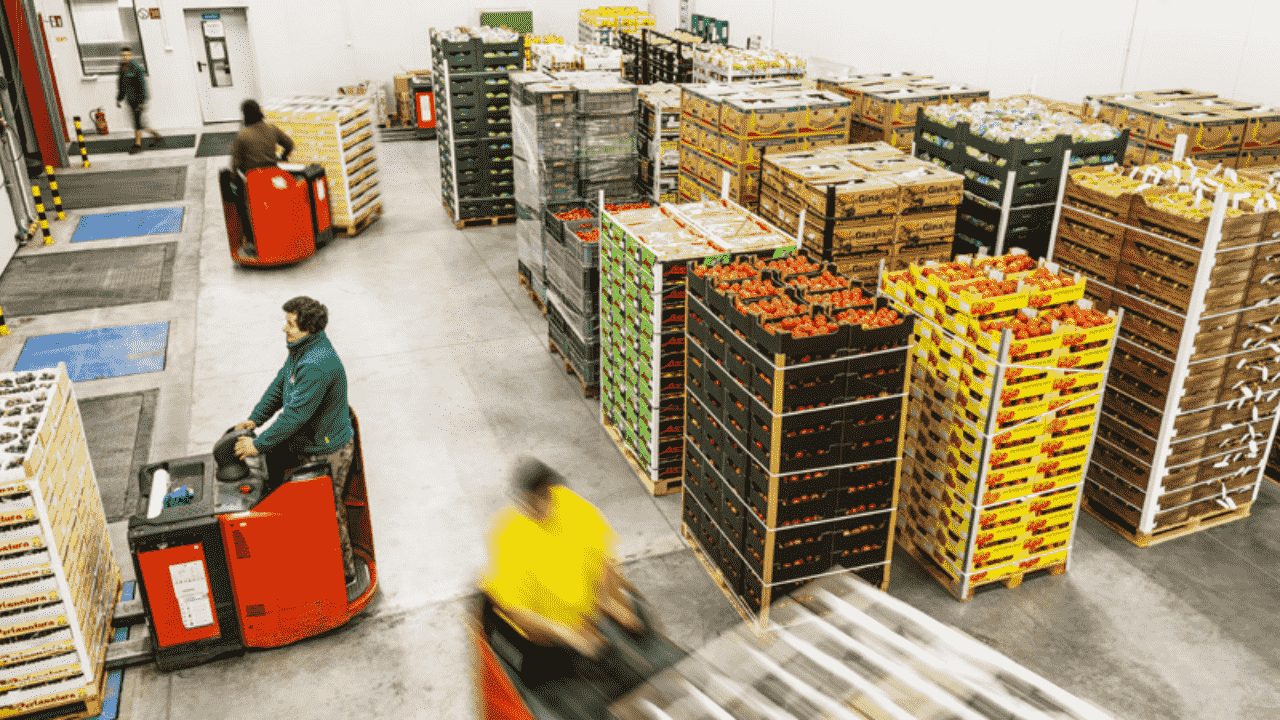 Працівник складу Bury 