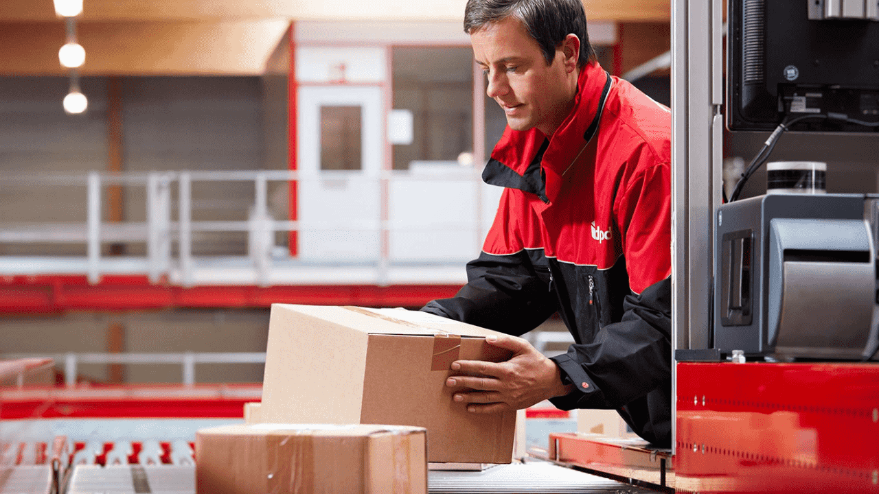 Працівник поштового складу DPD (Skawina)