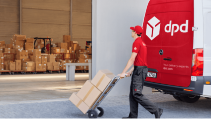 Працівник поштового складу DPD (Stryków)