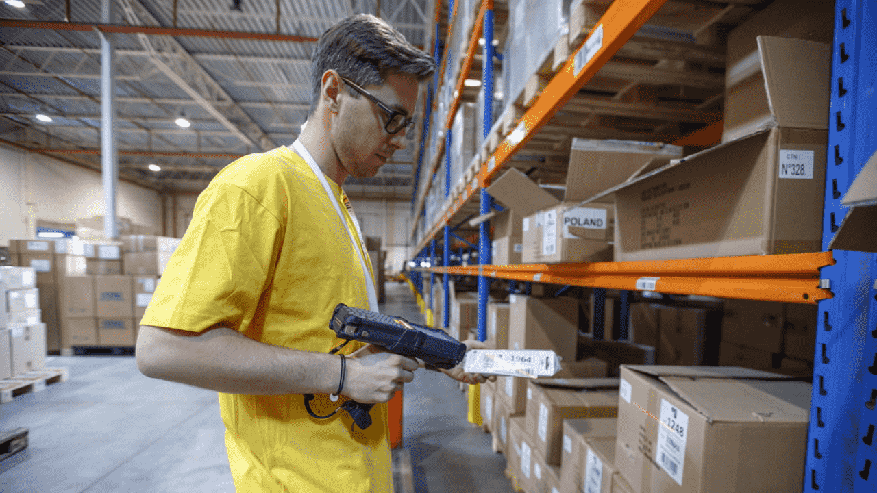 Працівник складу косметики та одягу DTW