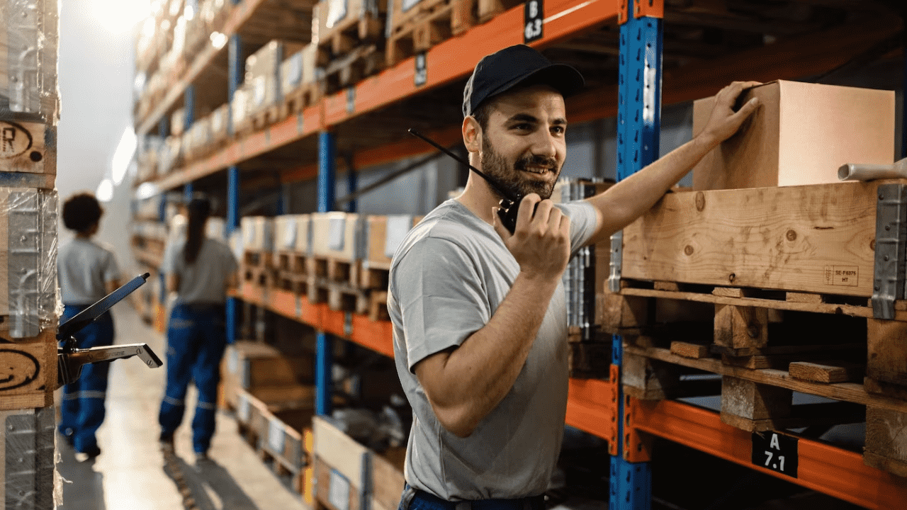 Працівник складу Fresh Logistics