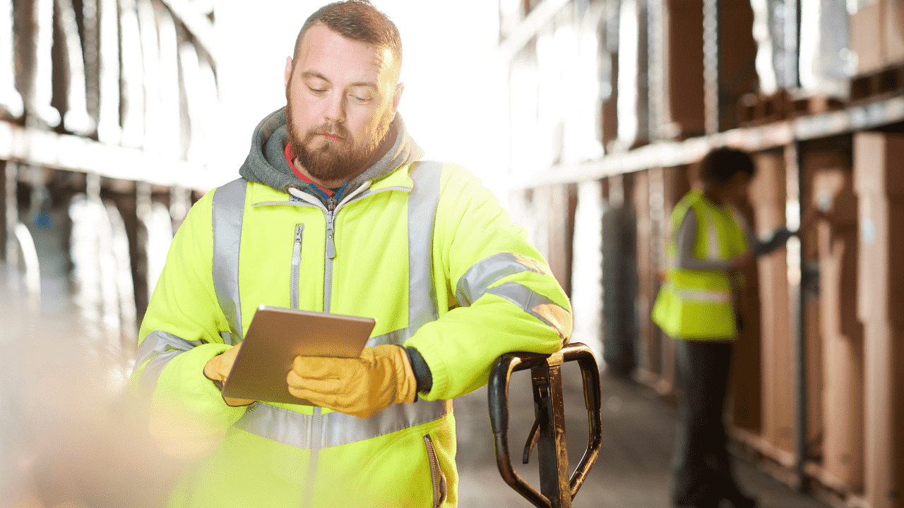 Працівник складу IDL (Gródków)