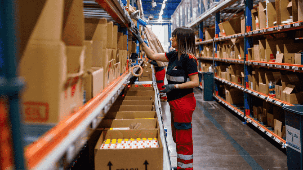 Працівник складу ID Logistics Wrocław (Krzyżowice)