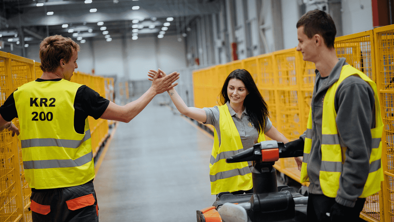 Працівник складу InPost 