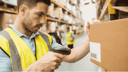 Працівник складу автозапчастин Intercars