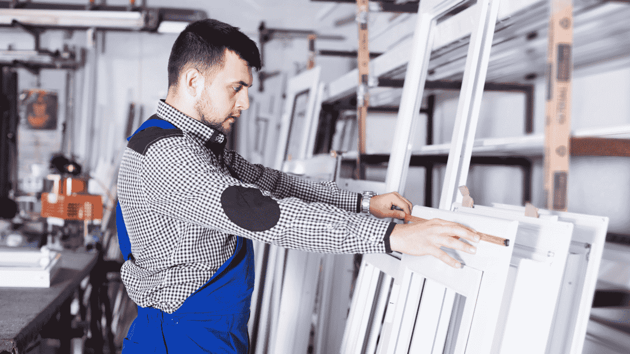 Оператор машин на виробництві MADEX D&E