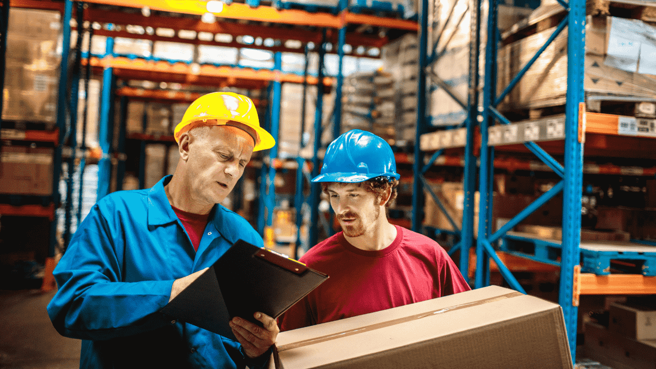 Працівник складу Morele.net