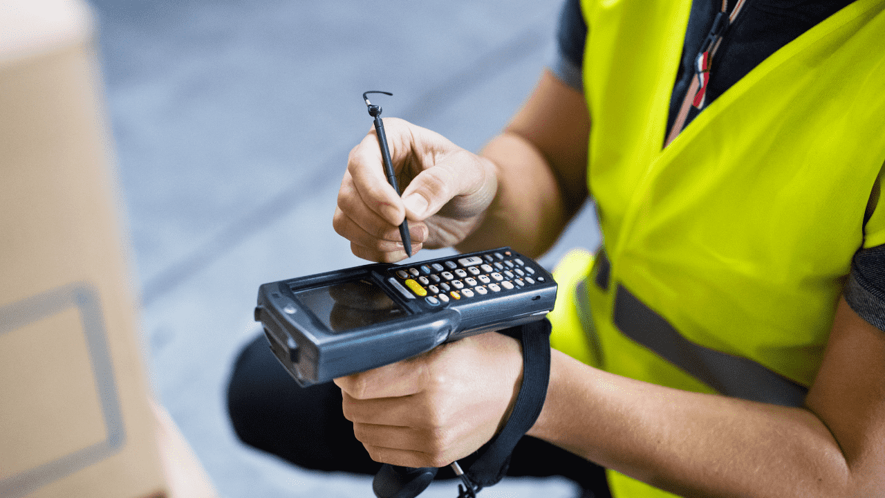 Працівник складу Morele 