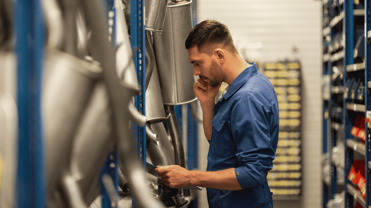 Працівник складу MOTO PROFIL