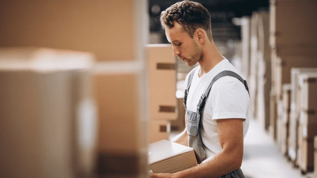 Працівник складу Netto