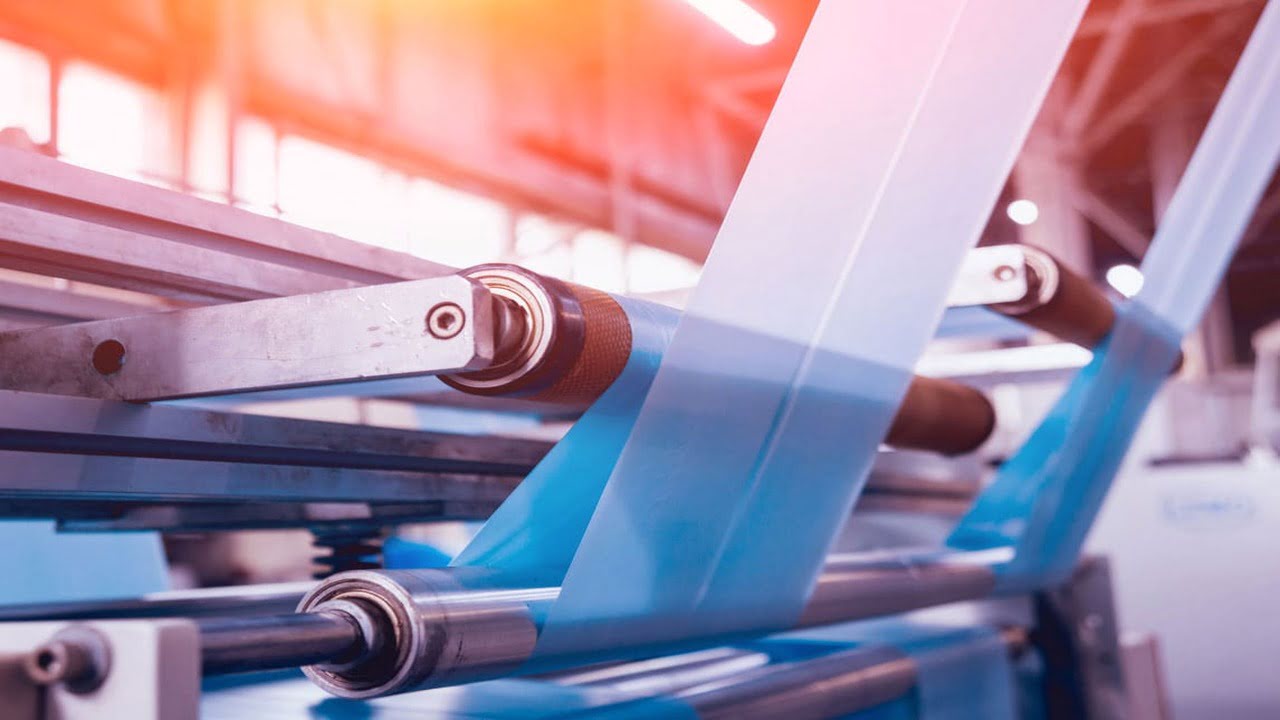 Працівник на виготовленні мішків для сміття