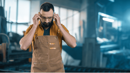 Працівник продукції Saint-Gobain