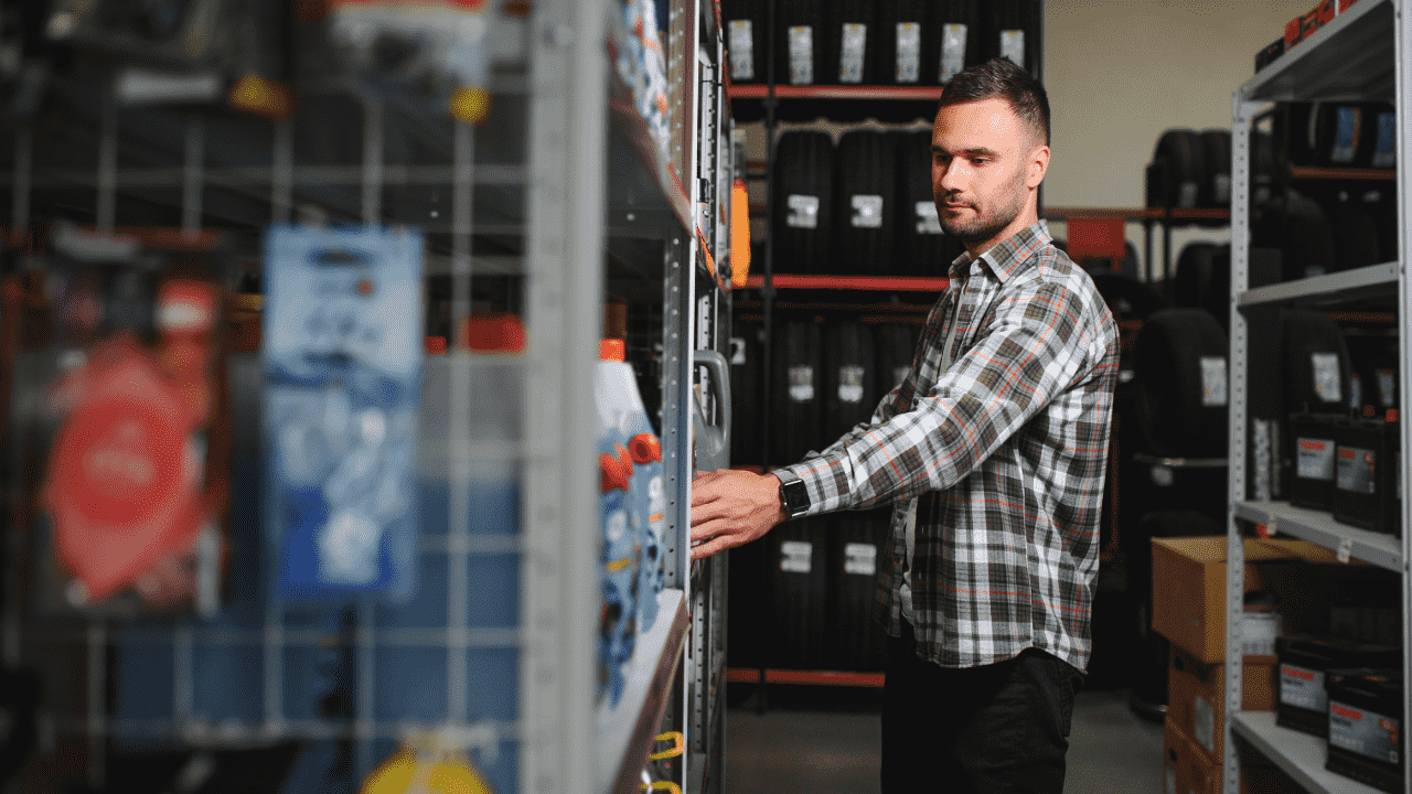 Працівник складу автозапчастин (Zakroczym)